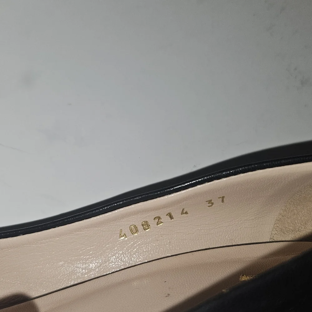 Gucci Black Flats with Gold Detailing - Picture 3 of 7